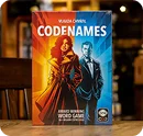 Pudełkowa wersja gry planszowej Codenames, popularna gra skojarzeniowa dla zespołów i rodzin.